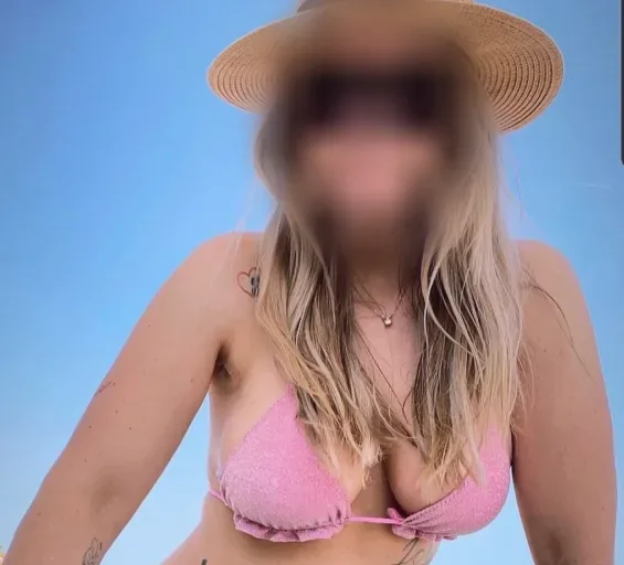 Rosa, 26